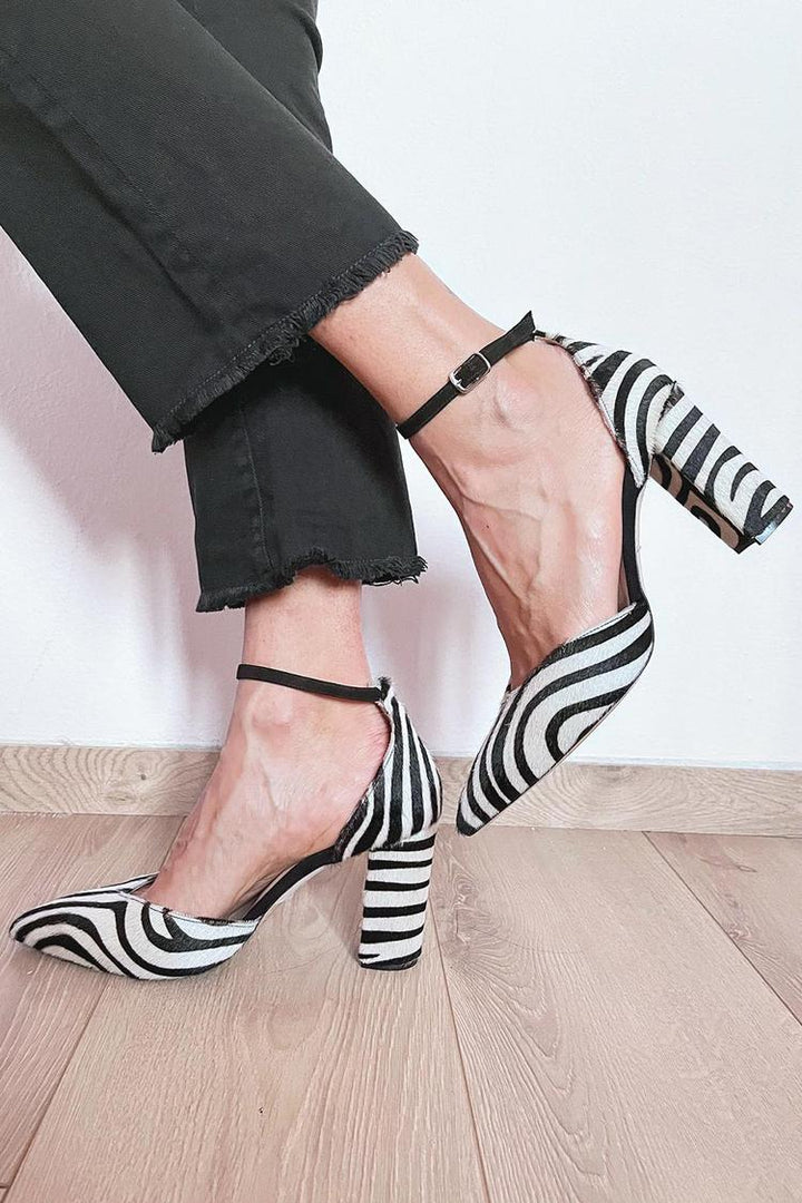 PUMPS MED ZEBRAPRINT OG ANKELREM
