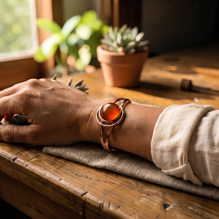 Brunt kobberarmbånd Glow – Nordlys Copenhagen
